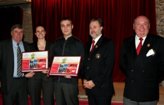 Michel Baldassari, Philippe Faure-Brac et Jean-Claude Wallerand entourent les lauréats du concours Bourgogne - Saveurs du monde : Caroline Furstoss et Julien Gastaud.