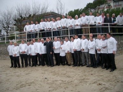 Les congressistes en tenue entourent Hervé Novelli et leur président Henri Charvet pour la traditionnelle photo souvenir. Les congressistes en tenue entourent Hervé Novelli et leur président Henri Charvet pour la traditionnelle photo souvenir.