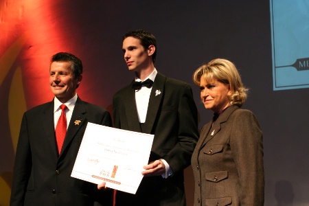 Serge Dubs et Carol Duval Leroy entourent le nouveau meilleur jeune sommelier de France, Jonathan Bauer-Monneret. Serge Dubs et Carol Duval Leroy entourent le nouveau meilleur jeune sommelier de France, Jonathan Bauer-Monneret.