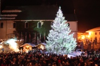 La très chic Megève a choisi de décorer le sapin de la place du village avec plus de 3 000 étoiles en cristaux de Swarovski.