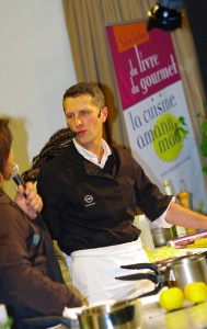 Mathieu Aumont, chef étoilé du restaurant Aux Peskeds, en démonstration lors du Salon du livre et du gourmet de Saint-Brieuc.