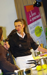 Mathieu Aumont, chef étoilé du restaurant Aux Peskeds, en démonstration lors du Salon du livre et du gourmet de Saint-Brieuc. Mathieu Aumont, chef étoilé du restaurant Aux Peskeds, en démonstration lors du Salon du livre et du gourmet de Saint-Brieuc.