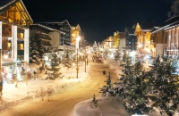 'Déambulation féeriques' à Val d'Isère. Seuls les piétons ont droit de cité et ils ne le regrettent pas.