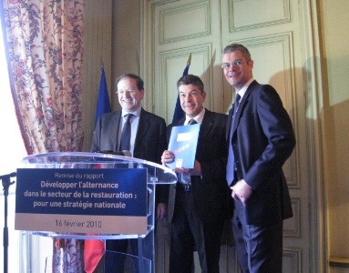 Régis Marcon remet son rapport aux ministres Hervé Novelli et Laurent Wauquiez. Régis Marcon remet son rapport aux ministres Hervé Novelli et Laurent Wauquiez.