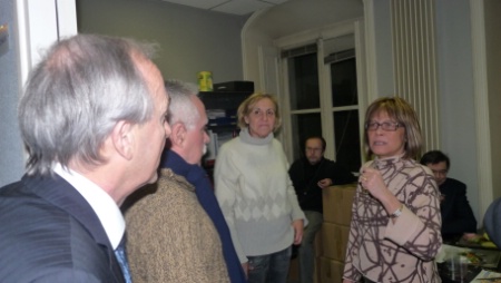 Cette nuit, rue d'Anjou. Dany Deleval, au centre, se fait expliqué l'état de la situation. Cette nuit, rue d'Anjou. Dany Deleval, au centre, se fait expliqué l'état de la situation.
