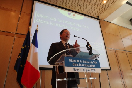 Hervé Novelli, secrétaire d'État au Tourisme : 'Le secteur CHR a connu une croissance de l’emploi de 2,4 %, soit 21 700 emplois supplémentaires pour la période du 1er juillet 2009 au 31 mars 2010.' Hervé Novelli, secrétaire d'État au Tourisme : 'Le secteur CHR a connu une croissance de l’emploi de 2,4 %, soit 21 700 emplois supplémentaires pour la période du 1er juillet 2009 au 31 mars 2010.'