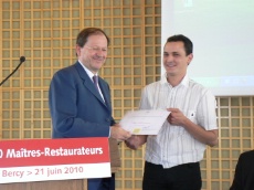 Hervé Novelli remet le 1 000e titre à Éric Souverin, restaurateur à Chatillon-sur-Indre.