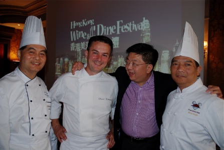De g. à d. : Leung Fai Hung, hôtel InterContinental Grand Stanford, Pascal Nibaudeau, chef du Pressoir d’Argent au Regent Grand Hotel Bordeaux, Antony Lau, directeur de l'office du tourisme de Hong-Kong et Fung Kwok Sum, Disneyland Hotel Hong-kong. De g. à d. : Leung Fai Hung, hôtel InterContinental Grand Stanford, Pascal Nibaudeau, chef du Pressoir d’Argent au Regent Grand Hotel Bordeaux, Antony Lau, directeur de l'office du tourisme de Hong-Kong et Fung Kwok Sum, Disneyland Hotel Hong-kong.