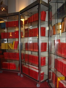 La collection complète des guides Michelin en vitrine.