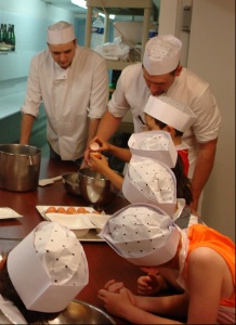 Casser et clarifier un œuf pour confectionner un gâteau au chocolat, sous le contrôle de la brigade du chef Philippe Cassin. Casser et clarifier un œuf pour confectionner un gâteau au chocolat, sous le contrôle de la brigade du chef Philippe Cassin.