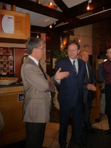 Philippe Labbé et le Secrétaire d'Etat au tourisme, Hervé Novelli, vendredi 6 août, lors de la visite du Courtepaille de Caen-Mondeville. Philippe Labbé et le Secrétaire d'Etat au tourisme, Hervé Novelli, vendredi 6 août, lors de la visite du Courtepaille de Caen-Mondeville.
