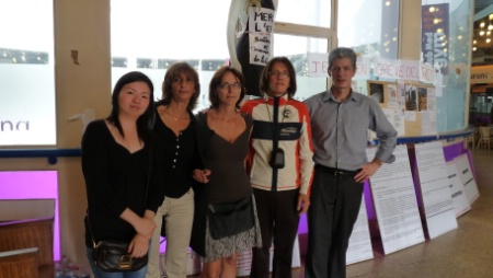 De gauche à droite : Yi Cai tenait depuis 1988 le restaurant asiatique. Elle a fermé. Corinne Levy, patronne de la boulangerie, fermée fin juin. Hélène Bompart, Michel Meunier, en grève de la faim et Jacques Bompart. De gauche à droite : Yi Cai tenait depuis 1988 le restaurant asiatique. Elle a fermé. Corinne Levy, patronne de la boulangerie, fermée fin juin. Hélène Bompart, Michel Meunier, en grève de la faim et Jacques Bompart.