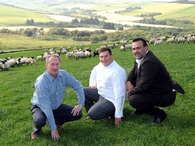 L'éleveur John Gordon, le chef Jérôme Jaegle et David Chiffoleau, représentant des viandes d'Ecosse L'éleveur John Gordon, le chef Jérôme Jaegle et David Chiffoleau, représentant des viandes d'Ecosse