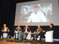 Un message de Régis Marcon lors de la table ronde sur l'évolution du contrat d'avenir animé par Christian Bruneau, L'Hôtellerie Restauration (à droite), à laquelle participaient (de gauche à droite) : Philippe Villalon, Laurent Geiser (Fafih), Laurent Duc et Hervé Becam.