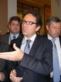 Frédéric Lefebvre visitant les stands des partenaires au congrès de l'Umih