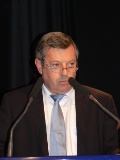 Roland heguy annonce à Frédéric Lefebvre qu'il va lui remettre une motion sur le bac pro en trois ans