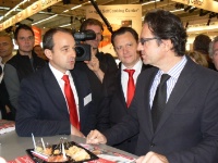 Yves Cebron de Lisle, Jean-Christophe Adouritz et le secrétaire d'Etat au tourisme à l'entrée du très réussi TransGourmet Market, le nouveau pôle agro-alimentaire du salon.