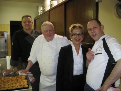 Véronique Gaulon entourée des trois chefs de la soirée. Véronique Gaulon entourée des trois chefs de la soirée.