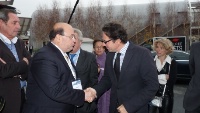Première poignée de main entre Gérard Guy et Frédéric Lefevbre. A gauche, jacques Blanchet, conseiller auprès du président de la CPIH et à droite Corinne Menegaux