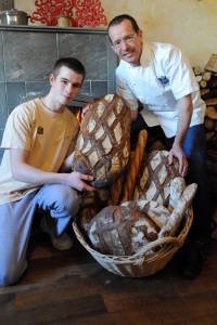 Valentin Ollivier et Michel Izard, son maître d’apprentissage, partagent une passion commune pour le bon pain. Valentin Ollivier et Michel Izard, son maître d’apprentissage, partagent une passion commune pour le bon pain.