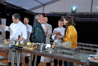 Sous un chapiteau géant, les chefs se sont succédés pour exécuter une recette : Stéphane Carrade, Pascal Nibaudeau, François Adamski, et Nicolas Masse. Au centre, Vincent Poussard aux côtés de Carine Aigon.