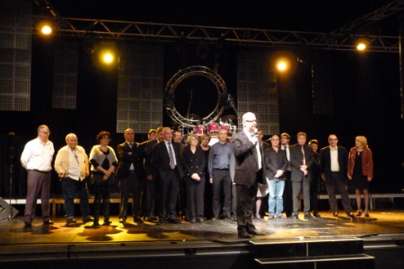 Philippe Panis présente la nouvelle équipe au terme d'une soirée qui a rassemblé plus de 500 participants Philippe Panis présente la nouvelle équipe au terme d'une soirée qui a rassemblé plus de 500 participants