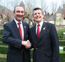 Passation de pouvoirs entre Michel Hermet (à g.) et Serge Dubs.