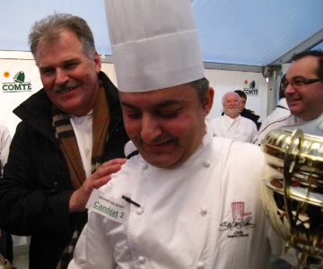 Jean-Paul Jeunet, restaurant Jean-Paul Jeunet à Arbois, félicite le vainqueur. Jean-Paul Jeunet, restaurant Jean-Paul Jeunet à Arbois, félicite le vainqueur.