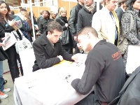 En BTS Hôtellerie à Ferrandi, Pierre Cabassu fait le tour des stands pour trouver une entreprise qui l'acceptera pour sa formation en alternance l'année prochaine.