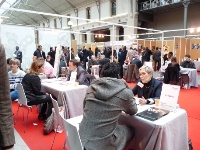 Pour les petits établissements, une table et une chaise suffisent pour accueillir les candidats.