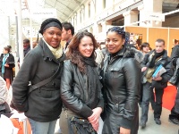 Cynthia Ouzahrir (au centre) et deux de ses camarades de l'AFPA de Champ-sur-Marne : 'Nous sommes venues chercher des contacts'.