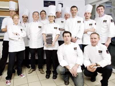 La gagnante Iris Lau entourée des membres du jury et des candidats au C3 à l'Ecole Valrhona. La gagnante Iris Lau entourée des membres du jury et des candidats au C3 à l'Ecole Valrhona.