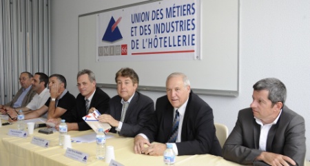 Les nouveaux élus de l’Umih 66 à la tribune de l’assemblée générale 2011, de g. à d. : Henri Ronde (président d’honneur), Hervé Montoyo (président de la branche restaurants & bars), Jean-Paul Riera (président de la branche hôtellerie) et François Galabert (président général) en compagnie de Bernard Fourcade (président de la chambre de commerce et d’industrie Languedoc-Roussillon), Jean-Pierre Navarro (président de la CCI 66) et Jean-Marc Alarcon Les nouveaux élus de l’Umih 66 à la tribune de l’assemblée générale 2011, de g. à d. : Henri Ronde (président d’honneur), Hervé Montoyo (président de la branche restaurants & bars), Jean-Paul Riera (président de la branche hôtellerie) et François Galabert (président général) en compagnie de Bernard Fourcade (président de la chambre de commerce et d’industrie Languedoc-Roussillon), Jean-Pierre Navarro (président de la CCI 66) et Jean-Marc Alarcon