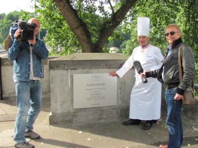 Paul Bocuse a coupé le ruban de ‘son’ pont situé entre ses deux établissements. Paul Bocuse a coupé le ruban de ‘son’ pont situé entre ses deux établissements.