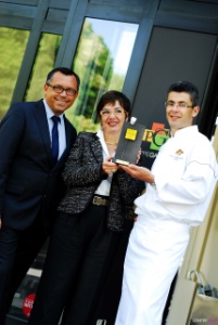 Sous le regard de Frédéric Fass, directeur du Pavillon de la Rotonde, Patricia Alexandre, directrice du GaultMillau, remet le trophée à son lauréat, le chef Philippe Gauvreau. Sous le regard de Frédéric Fass, directeur du Pavillon de la Rotonde, Patricia Alexandre, directrice du GaultMillau, remet le trophée à son lauréat, le chef Philippe Gauvreau.
