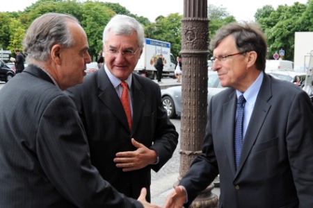 Christian Bruneau, président-directeur général de L'Hôtellerie Restauration et nouveau président de la FNPS, accueille Frédéric Mitterand, ministre de la Culture et de la Communication, en compagnie de Jacques Louvet, président d'honneur de la FNPS. Christian Bruneau, président-directeur général de L'Hôtellerie Restauration et nouveau président de la FNPS, accueille Frédéric Mitterand, ministre de la Culture et de la Communication, en compagnie de Jacques Louvet, président d'honneur de la FNPS.