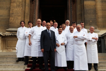 Alain Juppé, ministre des Affaires étrangères, entouré des membres du Collège culinaire de France. Alain Juppé, ministre des Affaires étrangères, entouré des membres du Collège culinaire de France.