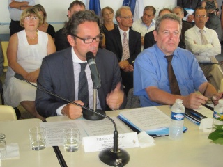 Frédéric Lefebvre, secrétaire d'Etat au Tourisme, et Jean-Michel Drevet, préfet des Alpes-Maritimes, lors de la table ronde.