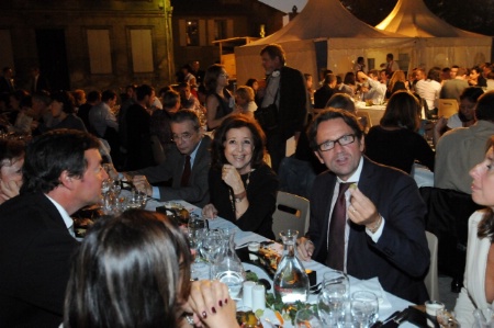 Frédéric Lefebvre, secrétaire d'État au Tourisme, et Marie-Josée Roig, députée-maire d'Avignon (84) ont participé au banquet organisé par le chef Christian Etienne au palais des Papes. Frédéric Lefebvre, secrétaire d'État au Tourisme, et Marie-Josée Roig, députée-maire d'Avignon (84) ont participé au banquet organisé par le chef Christian Etienne au palais des Papes.
