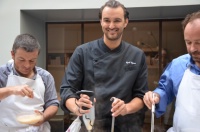 Une cuisine simple et généreuse doit être au coeur de l'événement estime Cyril Lignac qui a reçu la visite du secrétaire d'Etat au tourisme vendredi à l'occasion de la Fête de la gastronomie dans une atmosphère résolument détendue.