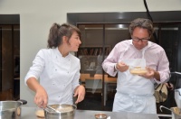 Cours de cuisine chez Cyril Lignac pour le secrétaire d'Etat au tourisme qui a revêtu le tablier de l'élève.