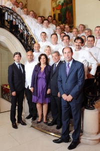 Patrick Scicard, Président du directoire de Lenôtre, et Michel Landel, Directeur général Sodexo (en bas à gauche), entourés des équipes de Lenôtre Patrick Scicard, Président du directoire de Lenôtre, et Michel Landel, Directeur général Sodexo (en bas à gauche), entourés des équipes de Lenôtre