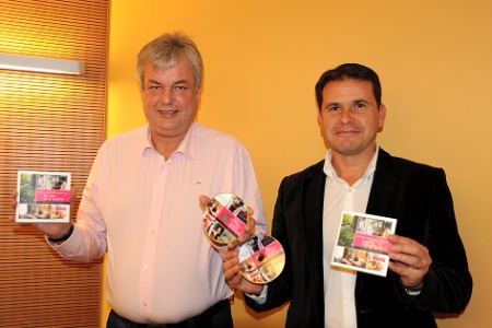Hubert Jan, président de l'Umih 29 à gauche, et Michaël Quernez, vice-président du conseil général, lors de la présentation du guide 'les Clés de la réussite'. Hubert Jan, président de l'Umih 29 à gauche, et Michaël Quernez, vice-président du conseil général, lors de la présentation du guide 'les Clés de la réussite'.