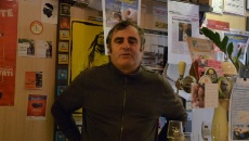Laurent Messager dans son bistrot de quartier, le Café de la Perle, à Nantes.