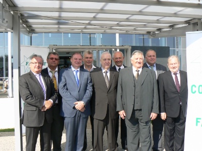 L'état-major de la Fagiht. Au premier plan, de g. à d. : Roger Rollier, président délégué, Pascal Droux, président des hôteliers, Daniel Frelin, président délégué, Claude Daumas, Daniel Paraire, président-délégué. Au second plan : Claude Dallery, vice-président des hôteliers, René Perret, vice-président des cafetiers, Jean Pierre Jorcin, secrétaire général, Gérald Henrion, président des restaurateurs. L'état-major de la Fagiht. Au premier plan, de g. à d. : Roger Rollier, président délégué, Pascal Droux, président des hôteliers, Daniel Frelin, président délégué, Claude Daumas, Daniel Paraire, président-délégué. Au second plan : Claude Dallery, vice-président des hôteliers, René Perret, vice-président des cafetiers, Jean Pierre Jorcin, secrétaire général, Gérald Henrion, président des restaurateurs.