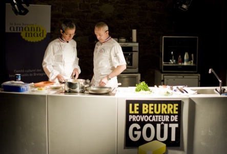 Deux MOF en démonstration au Salon du livre et du gourmet de Saint-Brieuc. Deux MOF en démonstration au Salon du livre et du gourmet de Saint-Brieuc.