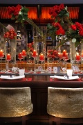Ambiance éphémère 'Christmas in Wonderland' au Métropole Monte-Carlo. La thématique du Restaurant Joël Robuchon Monte-Carlo s'inspire des hommes de carte de la reine dans Alice aux pays des merveilles. La décoration de la table est axée autour du Royaume de Coeur, dans des tons noir et rouge.