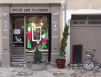 À Aramon (66), les professionnels de la restauration ont fait appel à une autre professionnelle... de la décoration. Les façades du restaurant de la gare Chez Lio et du salon de thé Sous les Oliviers ont ainsi pris des airs de fête grâce aux coups de pinceaux de Katy Kennel, dessinatrice et illustratrice aramonaise.