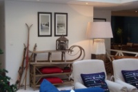 L'hôtel des Isles de Barneville-Carteret (50), est redécoré à chaque saison par la propriétaire, Flavia de Mello. La décoration type 'chalet' des fêtes de fin d'année fait partie de l'identité de cet hôtel-restaurant du Cotentin.