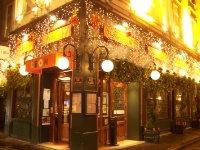 La brasserie Léon de Lyon (Lyon, Ier), à l'angle des rue Pléney et du Plâtre, se pare chaque année de lumières scintillantes au moment des fêtes.